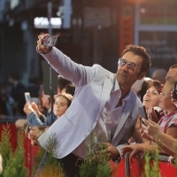 Actor Branko Đurić is taking selfie with audience on Red Carpet, National Theatre, 21. Sarajevo Film Festival, 2015 (C) Obala Art Centar