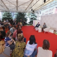 Stephen Frears, recipient of the Honorary Heart of Sarajevo in convesration with Nick James, editor of Sight & Sound, BFI Magazine, Coffee with..., Festival Square, 22nd Sarajevo Film Festival, 2016 (C) Obala Art Centar