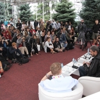 Feđa Štukan, Benicio del Toro, Fernando León de Aranoa, A PERFECT DAY in conversation with Mike Goodridge, Coffee with... Programme, Festival Square, 21. Sarajevo Film Festival, 2015 (C) Obala Art Centar