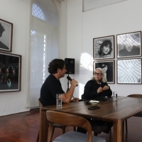 Moderator Damir Šagolj and Brigitte Lacombe, National Gallery of Bosnia and Herzegovina, 25th Sarajevo Film Festival, 2019 (C) Obala Art Centar