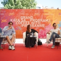 Director Danis Tanović, actor Kerim Čutuna, moderator Ines Mrenica, actors Branko Đurić and Helena Vuković, Grand Coffee With... Programme Presents: Not so Friendly Neighbourhood Affair, Festival Square, 27th Sarajevo Film Festival, 2021 (C) Obala Art Centar