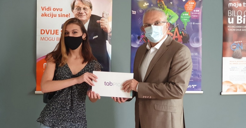 Pobjednici TeenActiona Hani Bičo uručen tablet Lenovo Tab P10